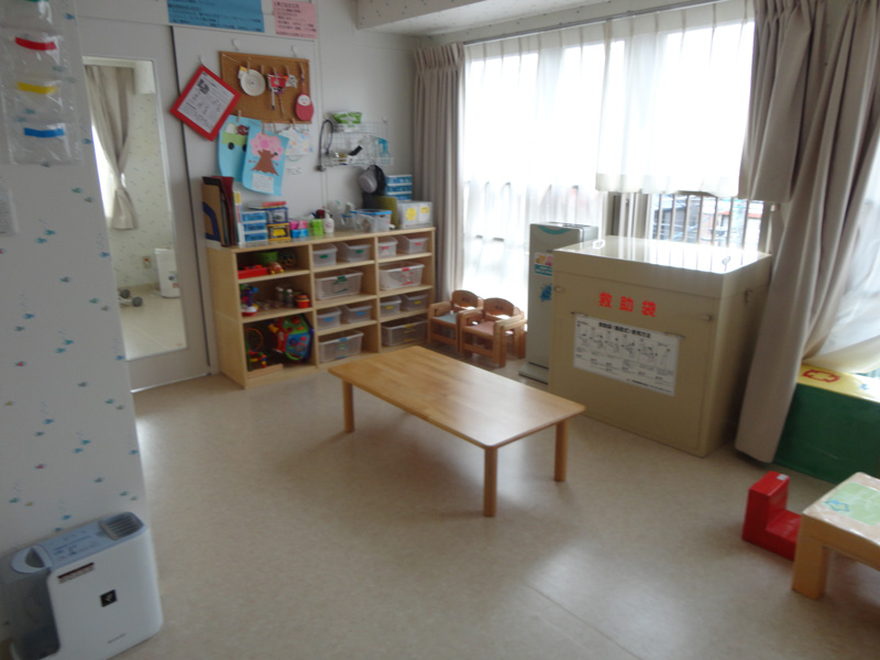 ペンギンルーム：０・１歳児が使用する機会が多い部屋です。